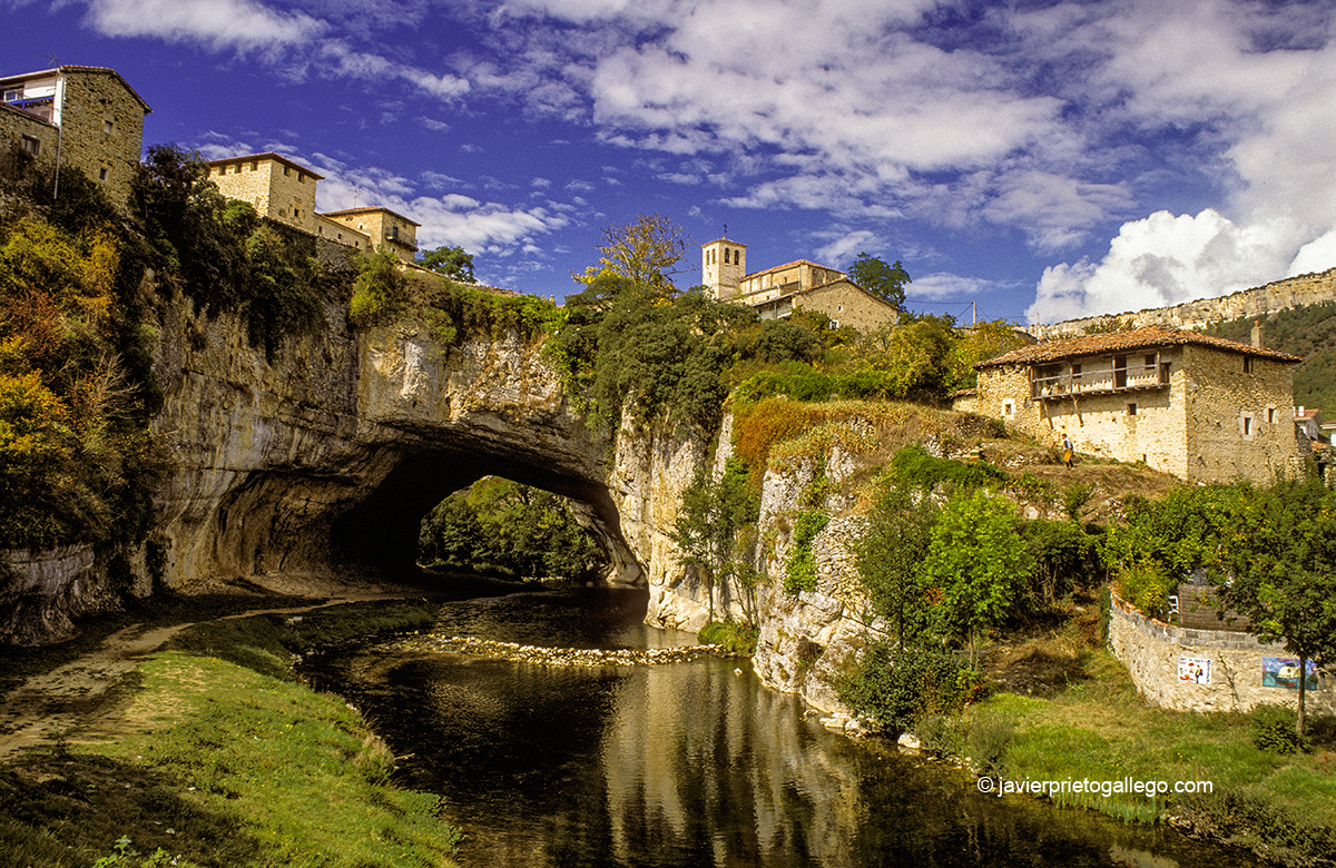Localidad de Puentedey sobre el río Nela. Burgos. Castilla y León. España. © Javier Prieto Gallego