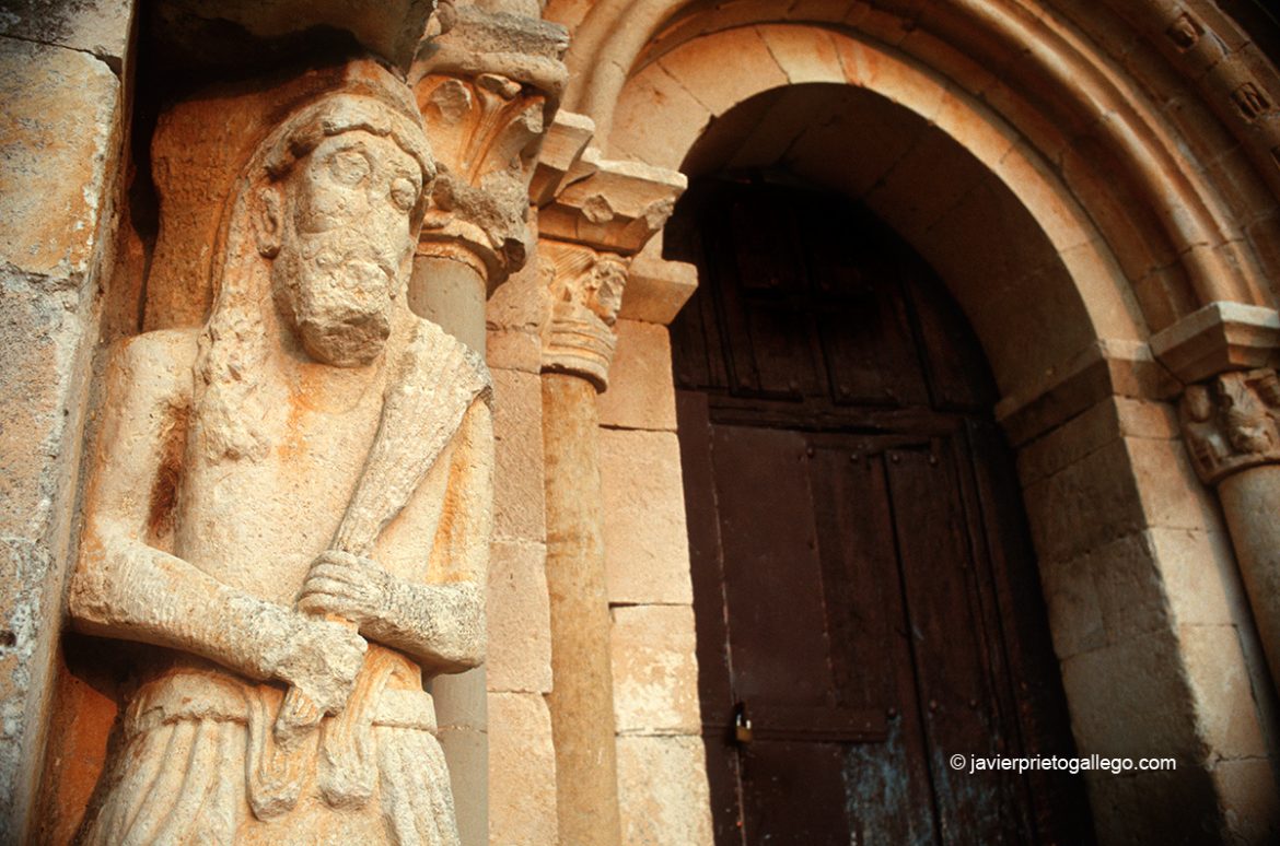 Portada de San Pantaleón de Losa. Burgos. Castilla y León. España © Javier Prieto Gallego;