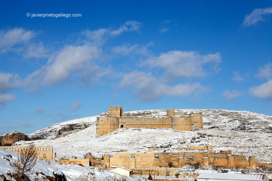 				Imagen invernal del castillo y murallas de Berlanga de Duero. Soria. Castilla y León. España. © Javier Prieto Gallego;		