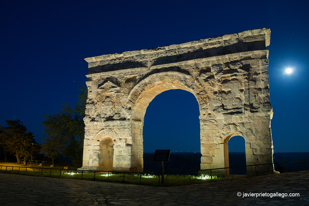 Arco romano de Medinaceli con la luna llena detrás. Siglo I. Soria. Castilla y León. España. © Javier Prieto Gallego