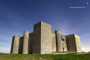 El castillo de Montealegre de Campos fotografiado a la luz de la Luna. Montes Torozos. Valladolid. Castilla y León. España © Javier Prieto Gallego