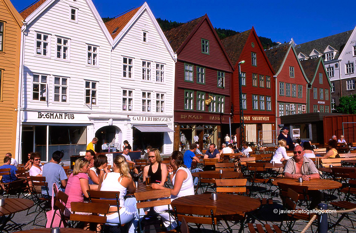 Casas típicas del Bryggen, el barrio histórico del puerto de Bergen declarado Patrimonio de la Humanidad. Desde aquí partió la princesa Cristina de Noruega en 1257. Bergen. Noruega © Javier Prieto Gallego