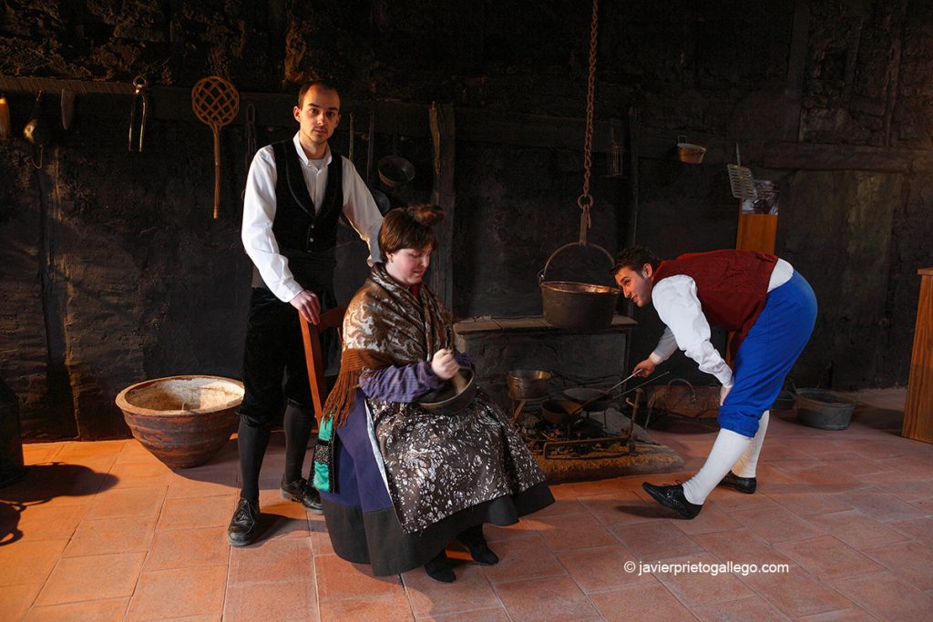 Actores que realizan las visitas teatralizadas en la Casa Chacinera. Candelario. Salamanca. Castilla y León. España.© Javier Prieto Gallego