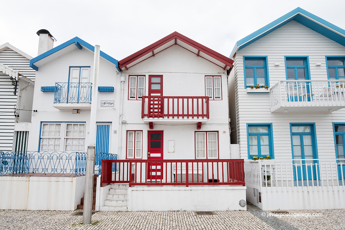 Edificios de colores en la Avenida Jose Estevao. Costa Nova. Ílhavo. Aveiro. Portugal © Javier Prieto Gallego