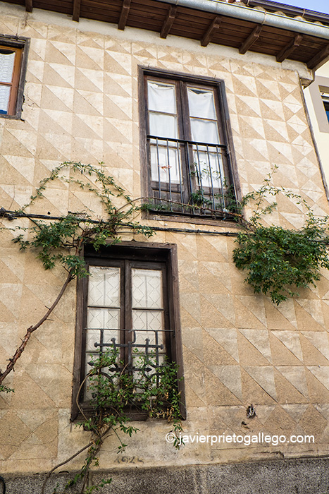 Fachada con esgrafiados en una calle de Villanueva del Conde. Sierra de Francia. Salamanca. Castilla y León. España © Javier Prieto Gallego
