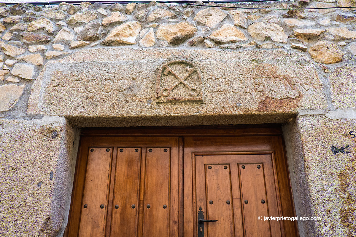 Dintel labrado en una casa de Villanueva del Conde. Sierra de Francia. Salamanca. Castilla y León. España © Javier Prieto Gallego