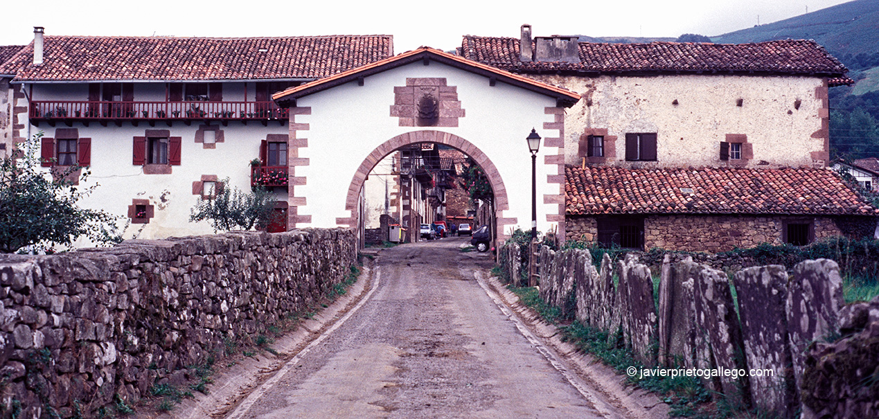 Entrada a la localidad de Maya. Valle de Baztán. Navarra. España © Javier Prieto Gallego;
