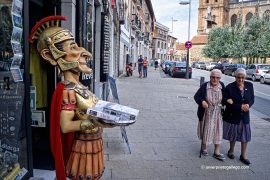 Dos mujeres pasan ante el reclamo publicitario de una tienda de recuerdos en Astorga. Camino de Santiago Francés. León. Castilla y León. España. © Javier Prieto Gallego