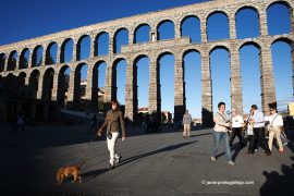El acueducto de Segovia desde la plaza del Azoguejo. Castilla y León. España. © Javier Prieto Gallego