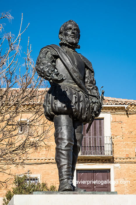 Estatua de Juan Ponce de León en Santervás de Campos, realizada por Luis Santiago Pardo. Provincia de Valladolid. Castilla y León. España © Javier Prieto Gallego