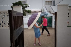Gente con paraguas en una calle de Peñíscola. Castellón. Comunidad Valenciana. España. © Javier Prieto Gallego
