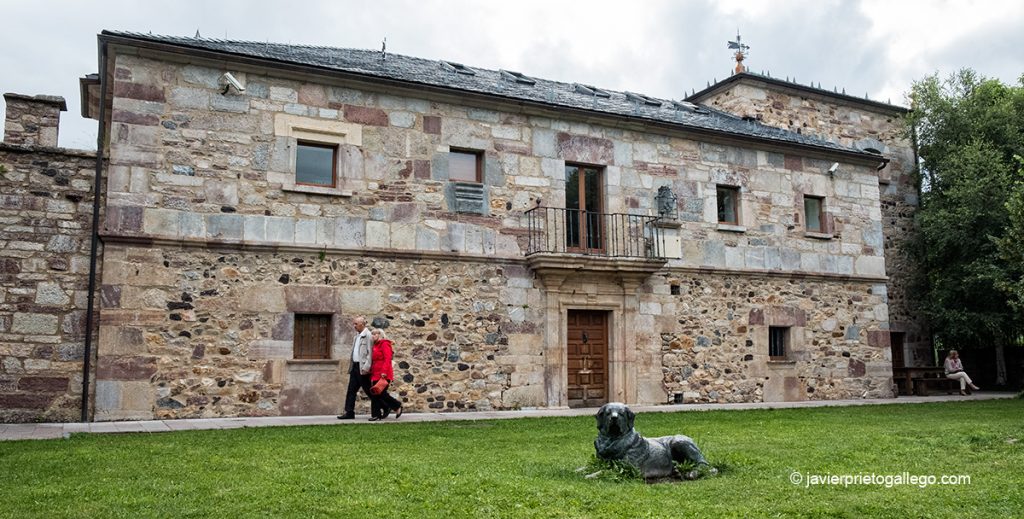 La Casa del Parque Natural de Babia y Luna se aloja en el antiguo Palacio de los Quiñones en Riolago de Babia. León. Castilla y León. España © Javier Prieto Gallego;