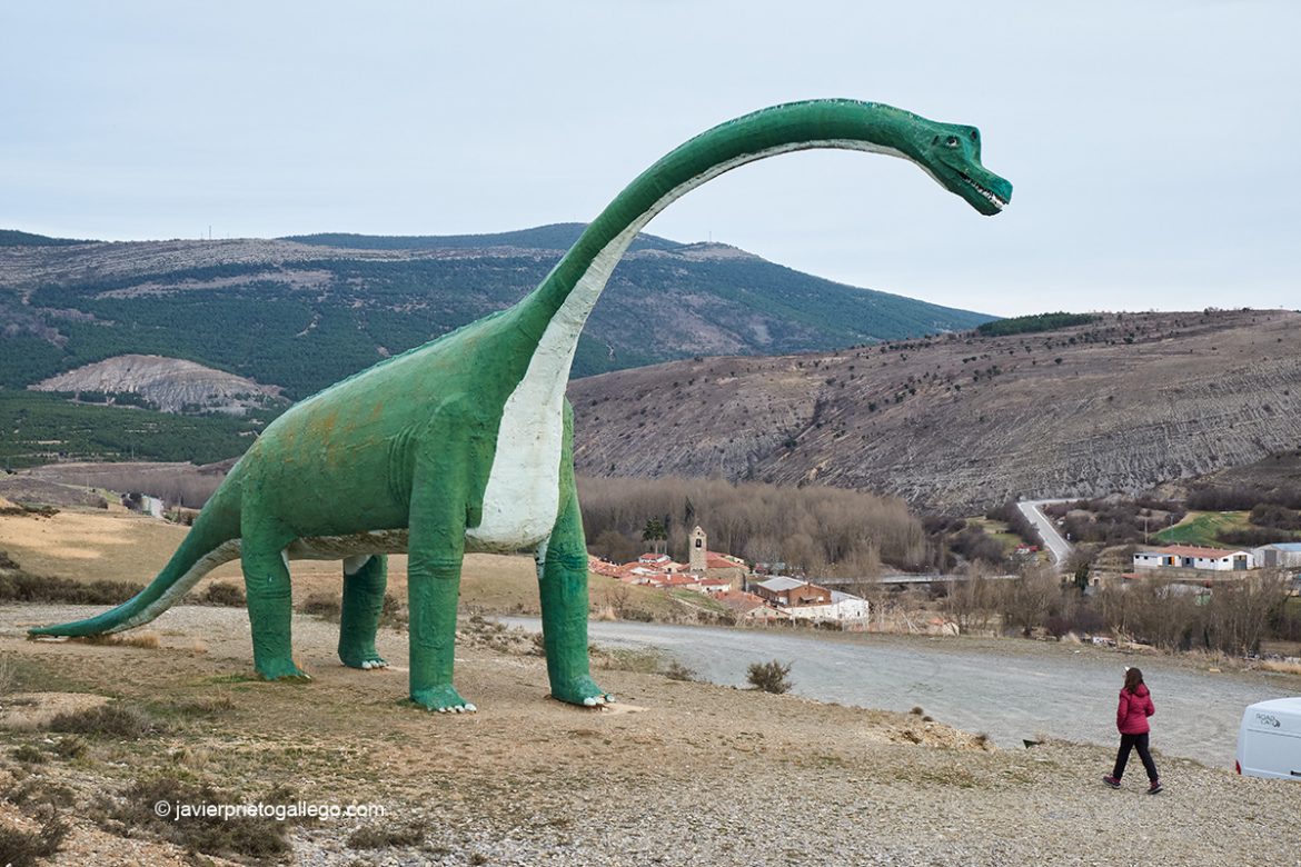 Répilca de dinosaurio en Villar del Río. Ruta de las Icnitas. Soria. Castilla y León. España. © Javier Prieto Gallego