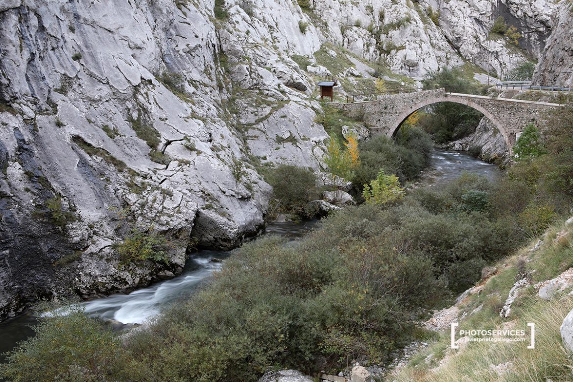 Puente del Ahorcado o de los Verdugos. Hoces del río Curueño. Ruta de los puentes romanos o de la Calzada de Vegarada. España.