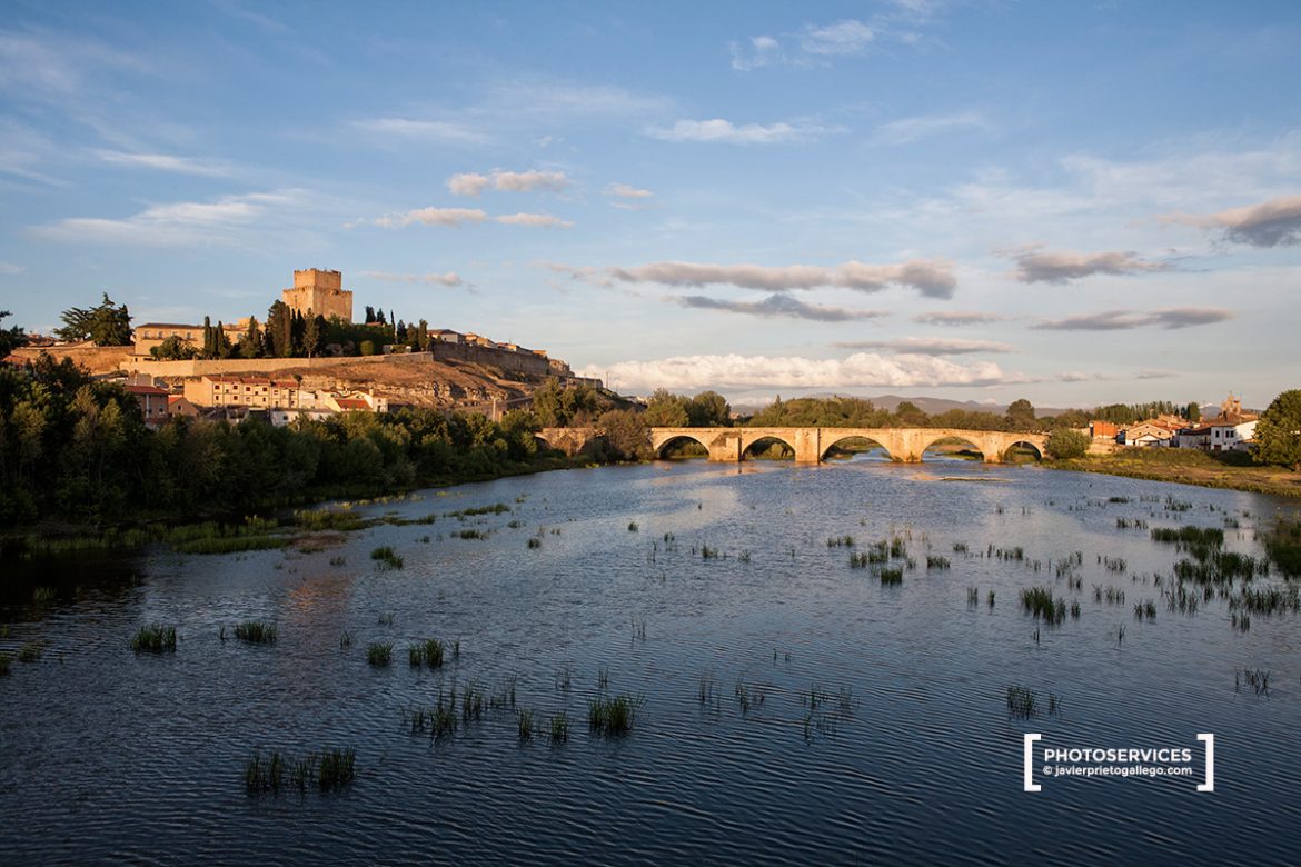 Río Águeda puente Mayor y castillo de Enrique II. Ciudad Rodrigo. Salamanca. Castilla y León. España. © Javier Prieto Gallego