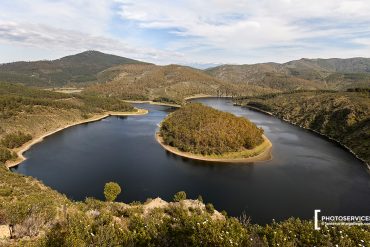 El río Alagón a su paso por el Meandro del Melero (Sotoserrano, Salamanca) desde el mirador de La Antigua (Cáceres. Extremadura). España. © Javier Prieto Gallego