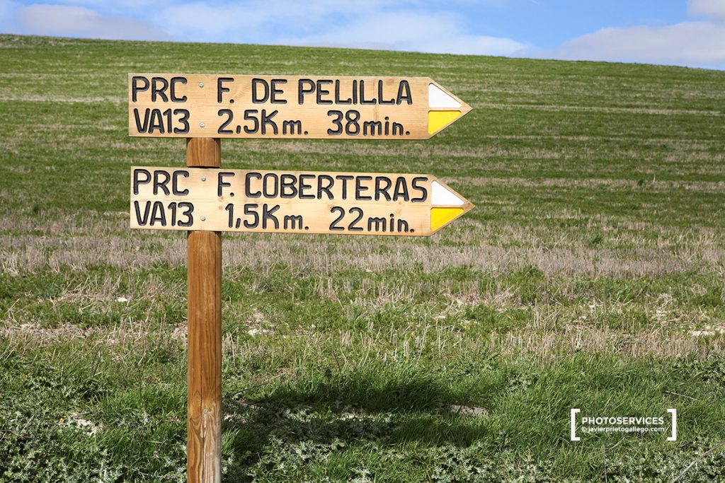 Señalización del la ruta de las fuentes en Tiedra. Valladolid. Castilla y León. España. © Javier Prieto Gallego