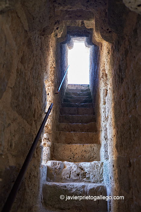 Escalera de acceso a la torre del homenaje del Castillo de Castrojeriz. Siglo IX. Camino de Santiago Francés. Burgos. Castilla y León. España. © Javier Prieto Gallego