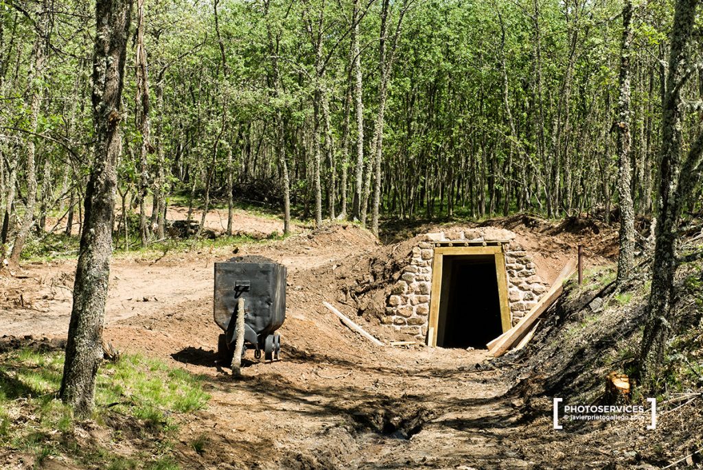 Entrada a una de las minas abandonadas del Sendero Minero de Juarros. En San Adrián de Juarros. Burgos. Castilla y León. España. © Javier Prieto Gallego