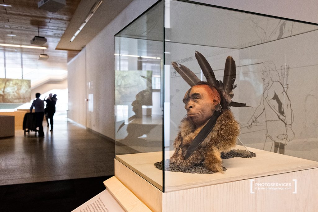 Reconstrucción del rostro de un neandertal, con plumas, pieles, garras y pintura. Museo de la Evolución. Burgos. Castilla y León. España, © Javier Prieto Gallego