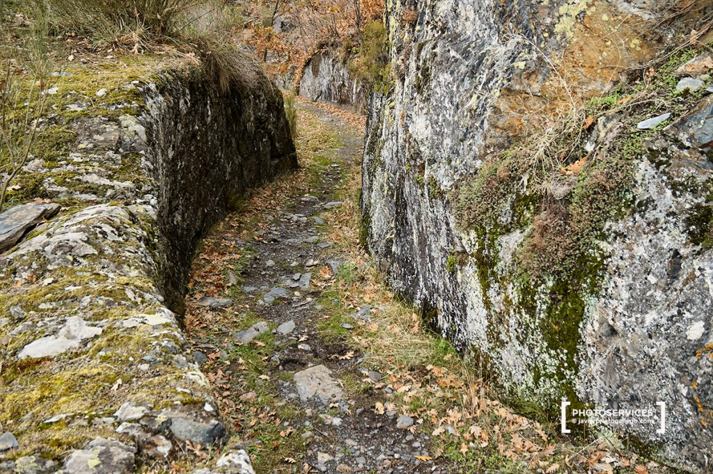Canal romano excavado en la roca. Llamas de Cabrera. La Cabrera. León. Castilla y León. España © Javier Prieto Gallego