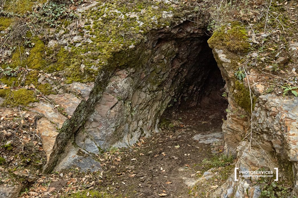 Uno de los túneles excavados en la roca para la circulación del canal romano de Llamas de Cabrera. La Cabrera. León. Castilla y León. España © Javier Prieto Gallego