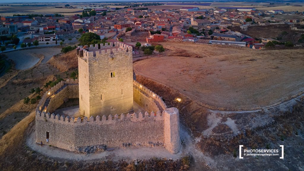 Castillo de Tiedra al anochecer. Valladolid. Castilla y León.  España. © Javier Prieto Gallego