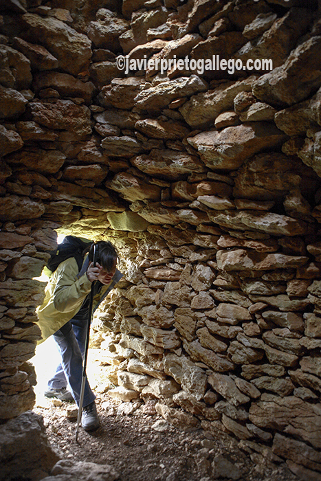 Interior de un chozo de pastor. Ruta señalizada de Los Chozos. Páramo de Orbaneja del Castillo. Burgos. Castilla y León. España. © Javier Prieto Galleg
