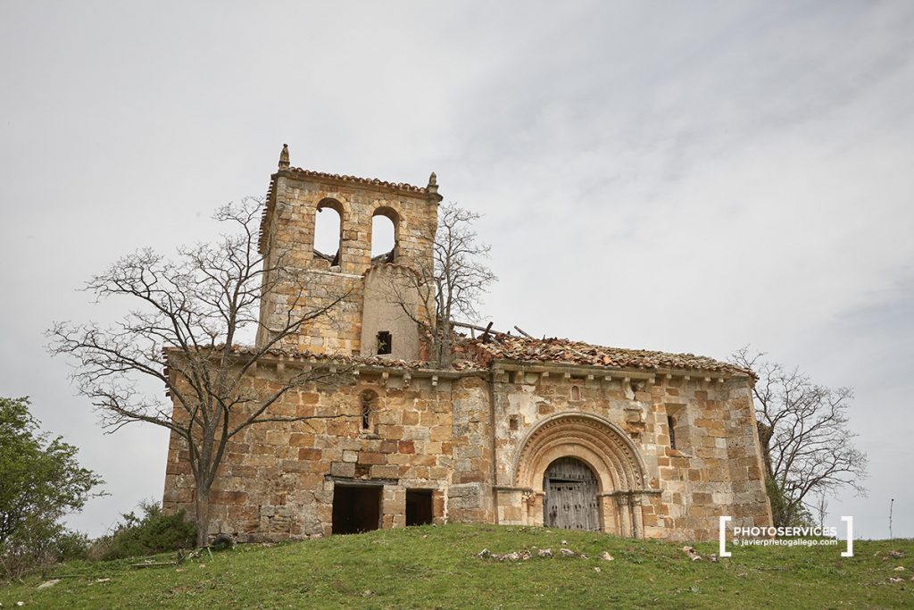 Iglesia de San Clemente antes de su restauración en 2018. Huidobro. Las Merindades. Burgos. Castilla y León. España. © Javier Prieto Gallego