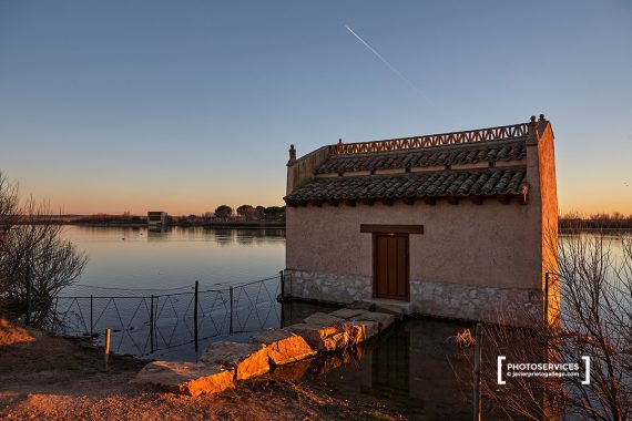 Uno de los observatorios situados junto a las orillas de la laguna en la Reserva Natural Lagunas de Villafáfila. Zamora. Castilla y León. España.© Javier Prieto Gallego