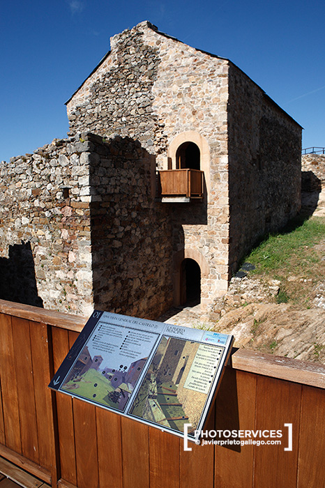 Edificio residencial. Castillo de Cornatel. Siglo XV. El Bierzo. León. Castilla y León. España. © Javier Prieto Gallego