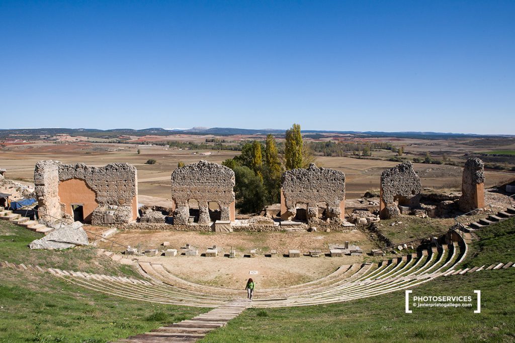 Teatro romano de Clunia. Yacimiento arqueológico de Clunia. Ribera del Duero. Burgos. Castilla y León. España. © Javier Prieto Gallego