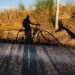 Sombra de un cicilista que recorre la Vía Verde del Esla, entre Castrofuerte y Valencia de Don Juan. León. Castilla y León. España © Javier Prieto Gallego;
