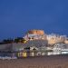 Playa, murallas y castillo de Peñíscola al anochecer. Costa del Azahar. Castellón. Comunidad Valenciana. España. © Javier Prieto Gallego