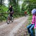 Una niña observa el paso de unos ciclistas en la Senda del Oso. Asturias. España. © Javier Prieto Gallego